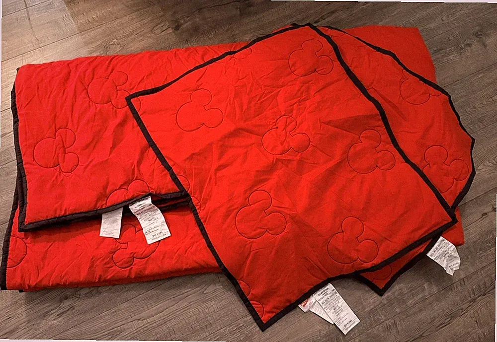 Jay Franco & Sons INC. Disney Red and Black Mickey Mouse Queen Quilt & 2 Sham