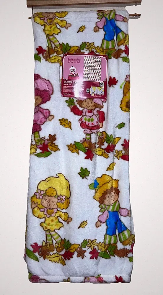 STRAWBERRY SHORTCAKE Fall Autumn Leaves Plush Throw Blanket 50x70 NWT Jay Franco